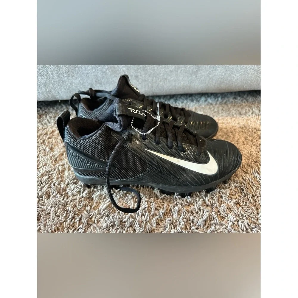 Nike Trout Youth Baseball Black Cleats - size 5.5